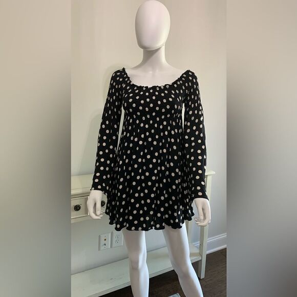 VICI BLACK & WHITE POLKA DOT ON/OFF SHOULDER TUNIC TOP - SIZE SMALL - SUPER CUTE - Picture 1 of 6